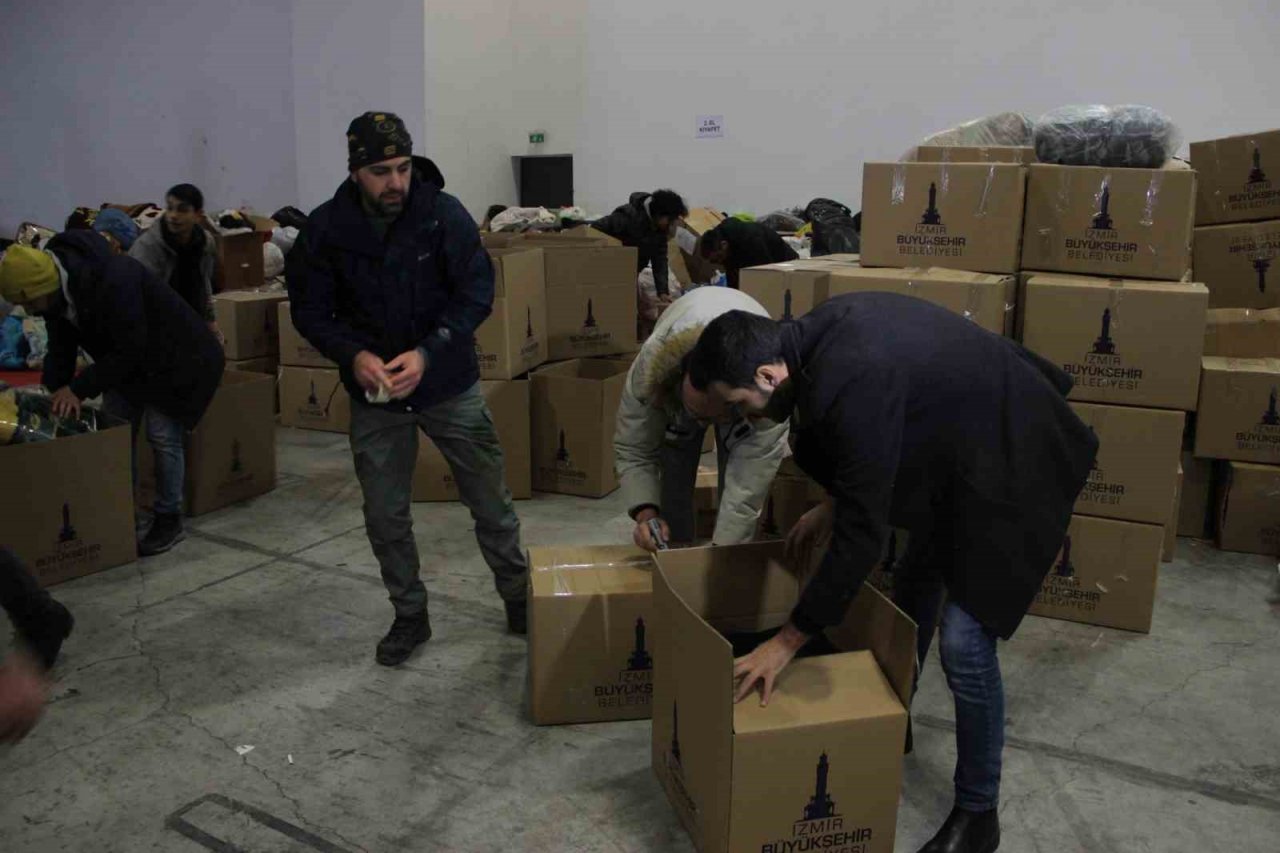 İzmirlilerden deprem bölgesine yardım seferberliği
