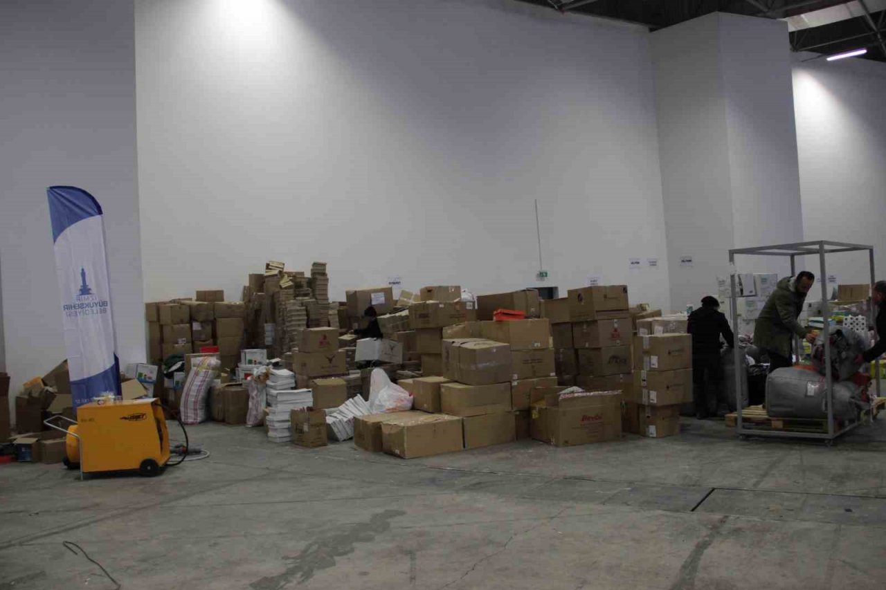 İzmirlilerden deprem bölgesine yardım seferberliği