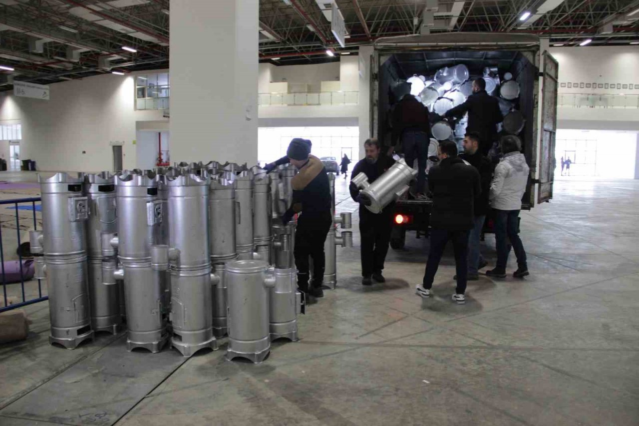 İzmirlilerden deprem bölgesine yardım seferberliği