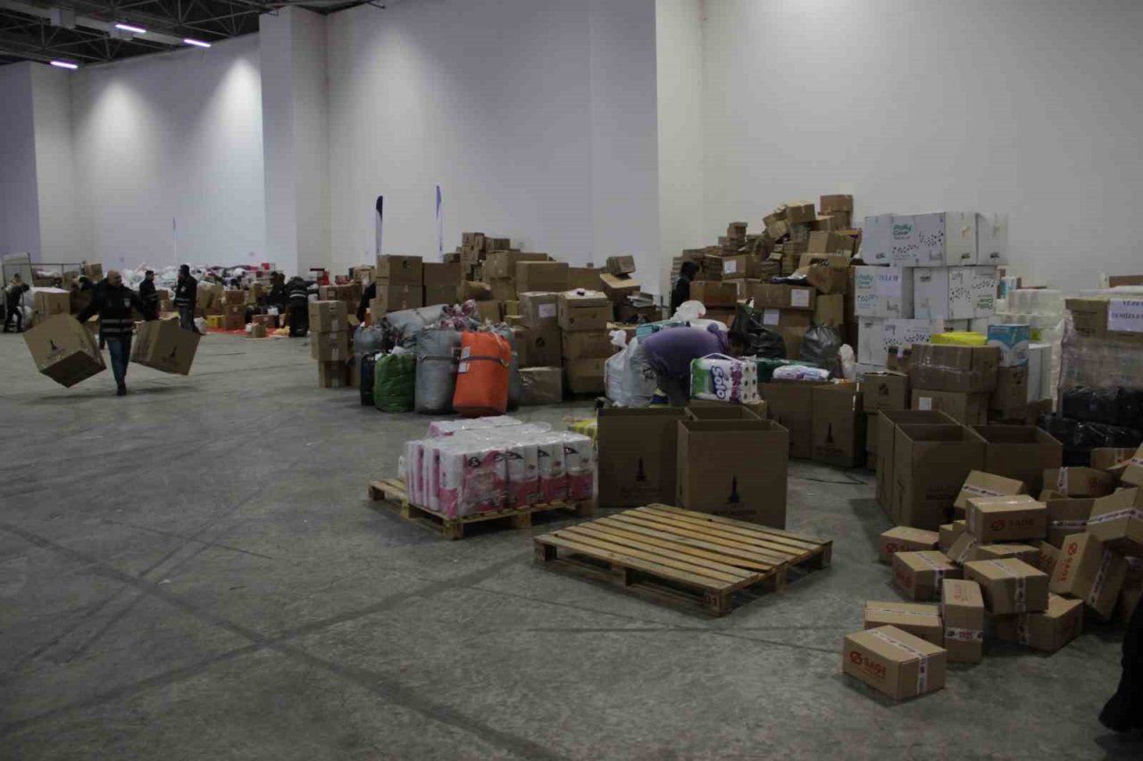 İzmirlilerden deprem bölgesine yardım seferberliği