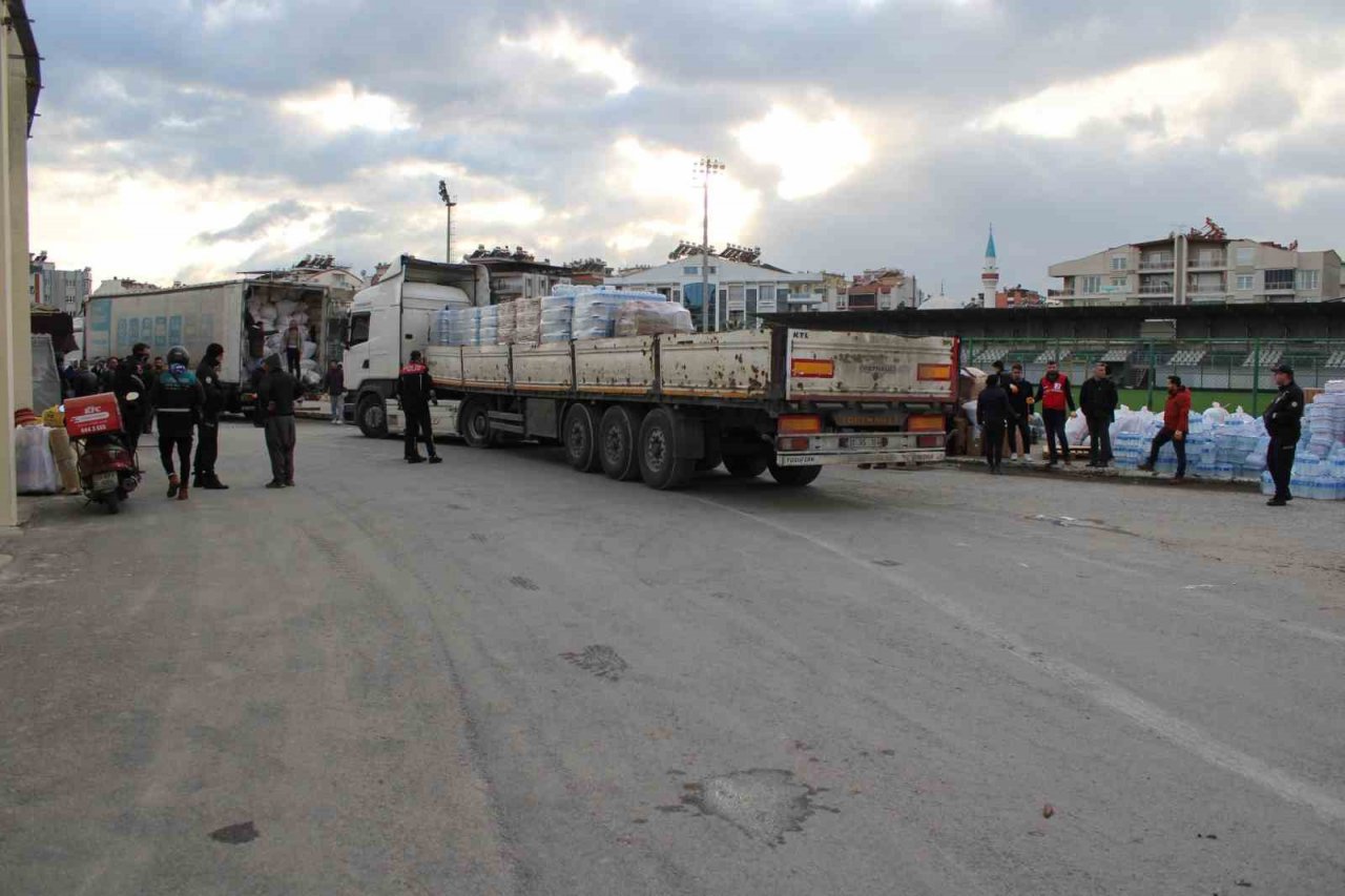 Aydın, depremzedeler için seferber oldu, yardım tırları yola çıktı