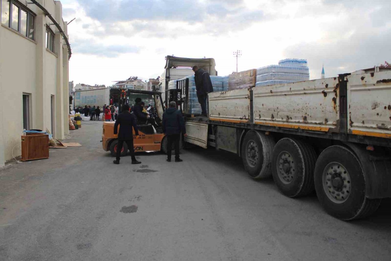 Aydın, depremzedeler için seferber oldu, yardım tırları yola çıktı