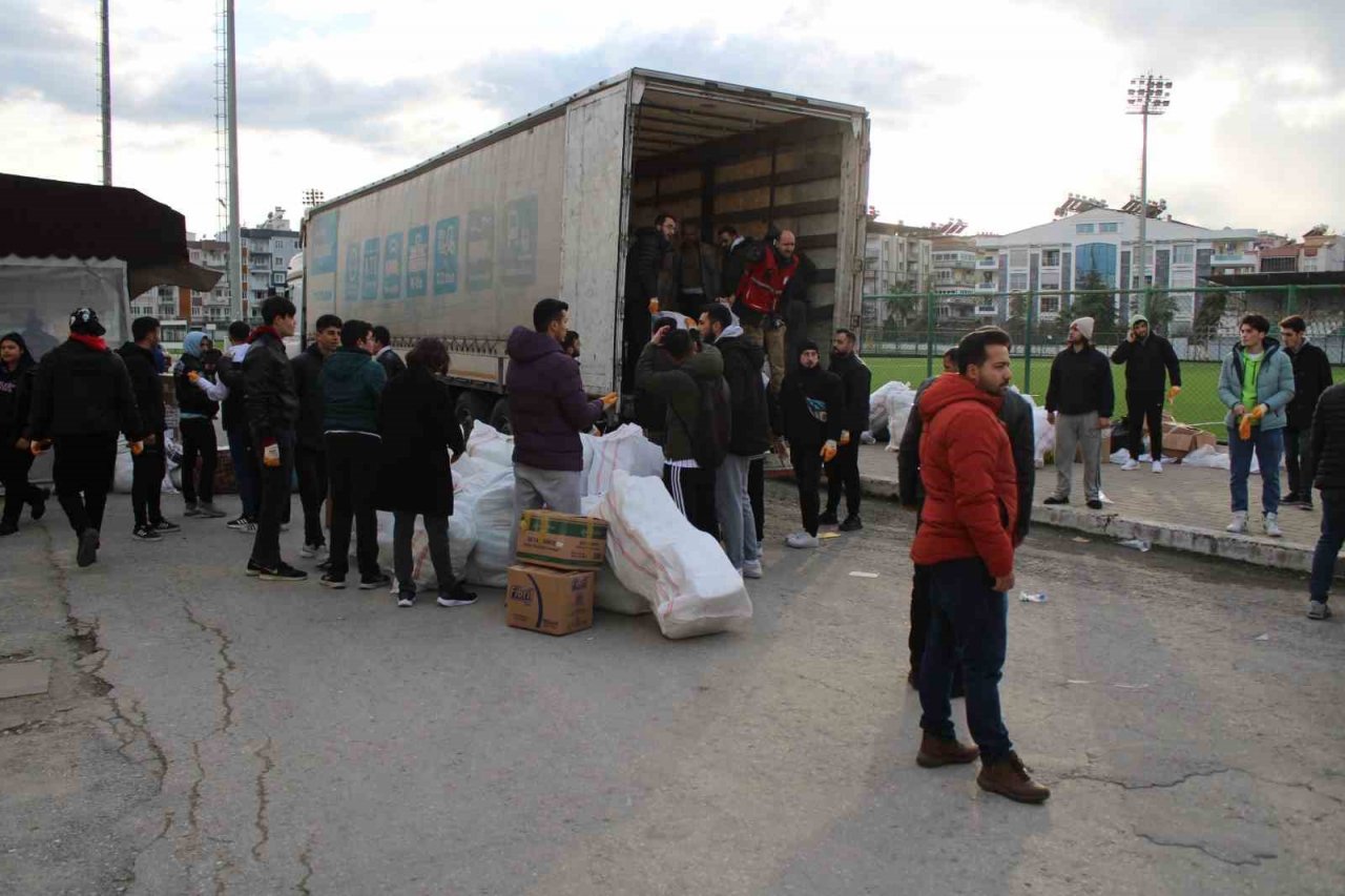 Aydın, depremzedeler için seferber oldu, yardım tırları yola çıktı