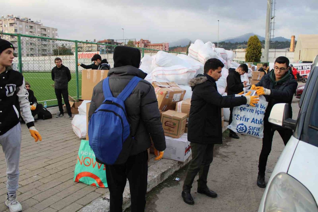Aydın, depremzedeler için seferber oldu, yardım tırları yola çıktı