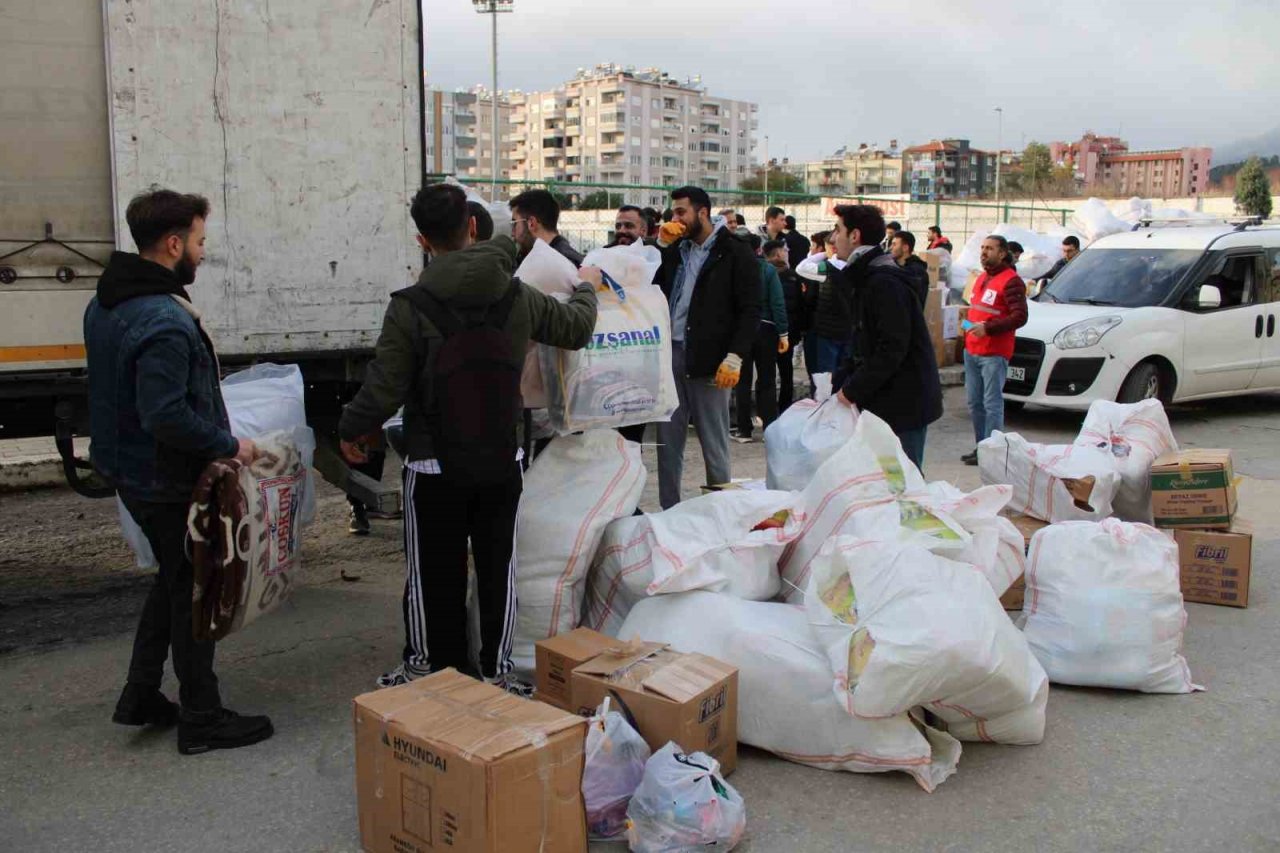 Aydın, depremzedeler için seferber oldu, yardım tırları yola çıktı