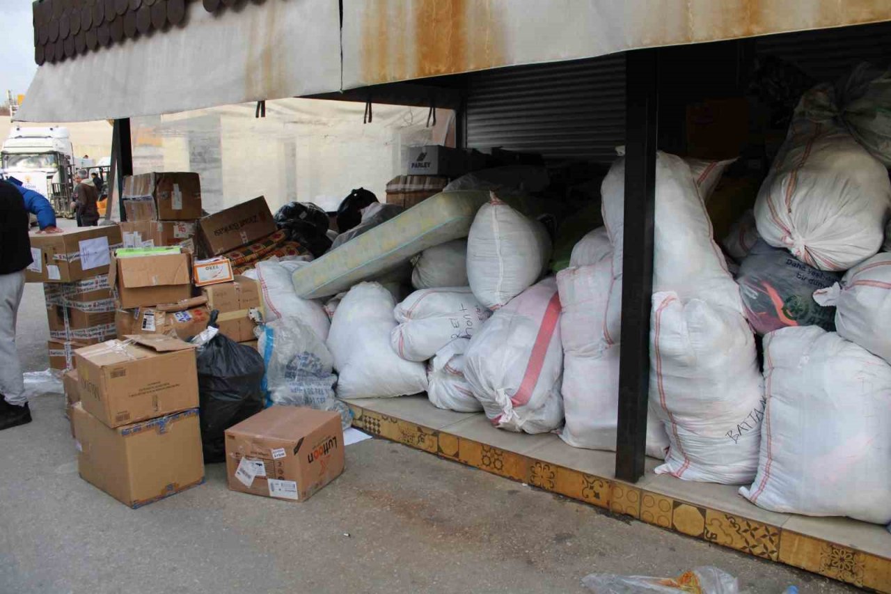 Aydın, depremzedeler için seferber oldu, yardım tırları yola çıktı