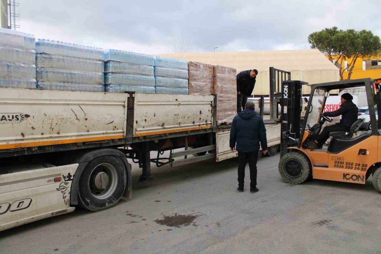 Aydın, depremzedeler için seferber oldu, yardım tırları yola çıktı