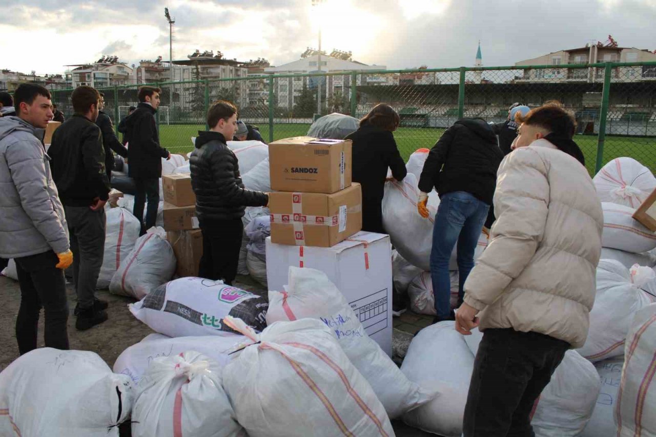 Aydın, depremzedeler için seferber oldu, yardım tırları yola çıktı