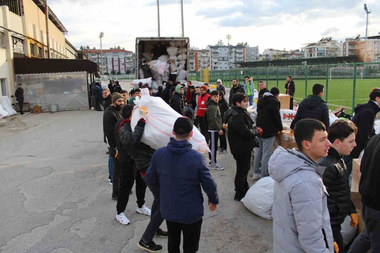 Aydın, depremzedeler için seferber oldu, yardım tırları yola çıktı