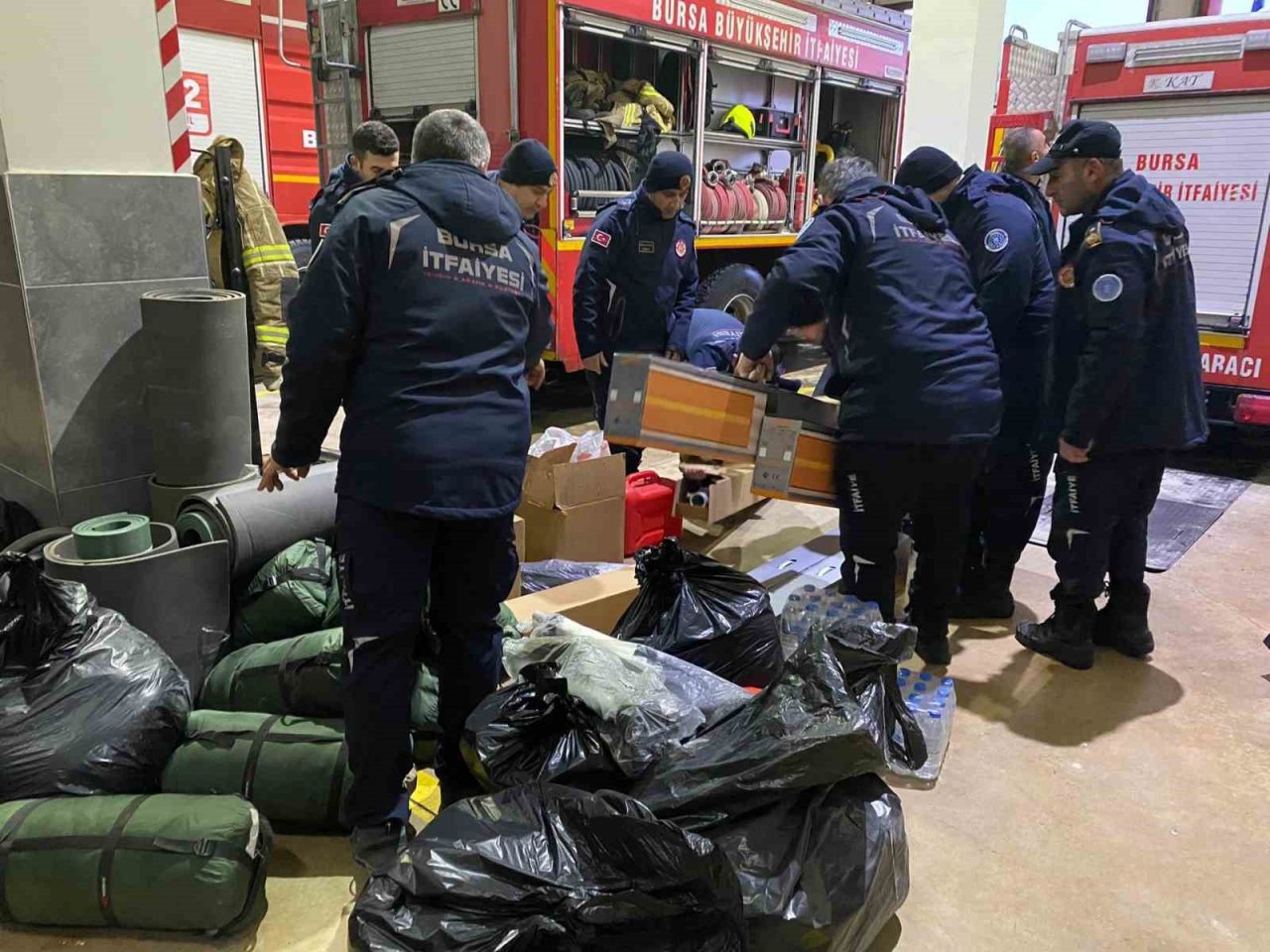 Bursa AFAD ve Büyükşehir İtfaiye Dairesi ekipleri deprem bölgesine doğru yola çıktı