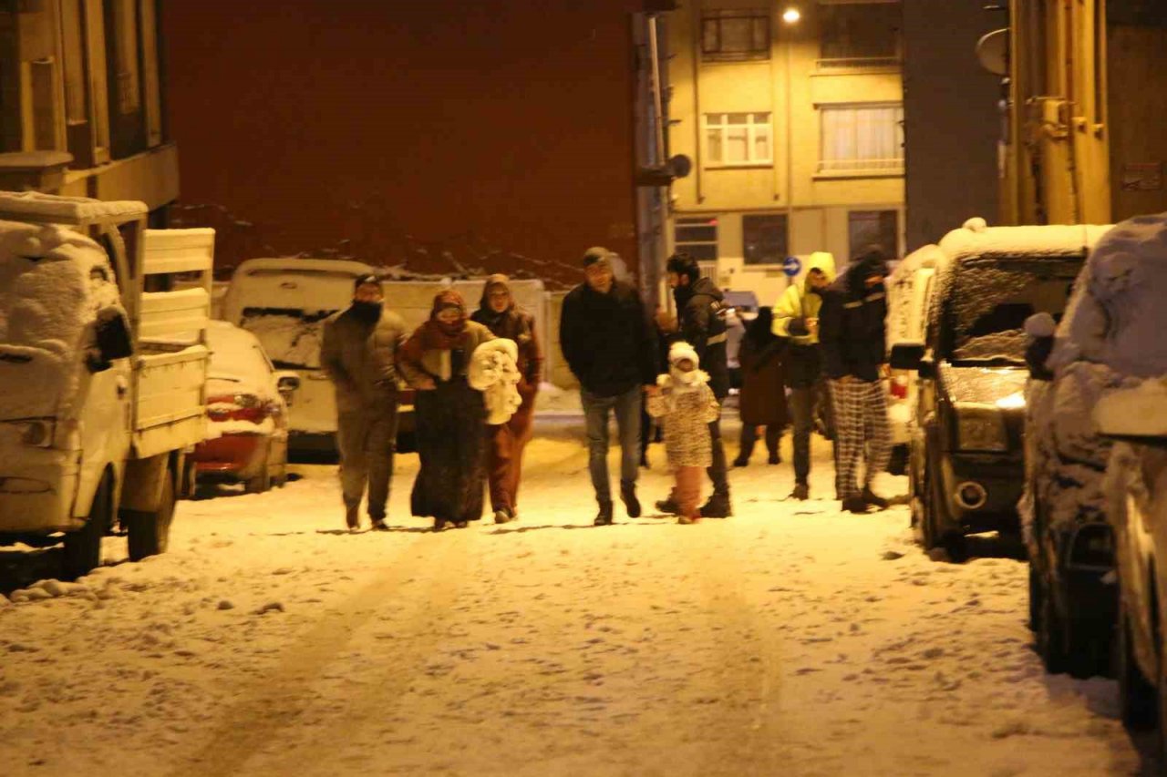 7.4’lük depremi hisseden Elazığlılar korku dolu anları anlattı