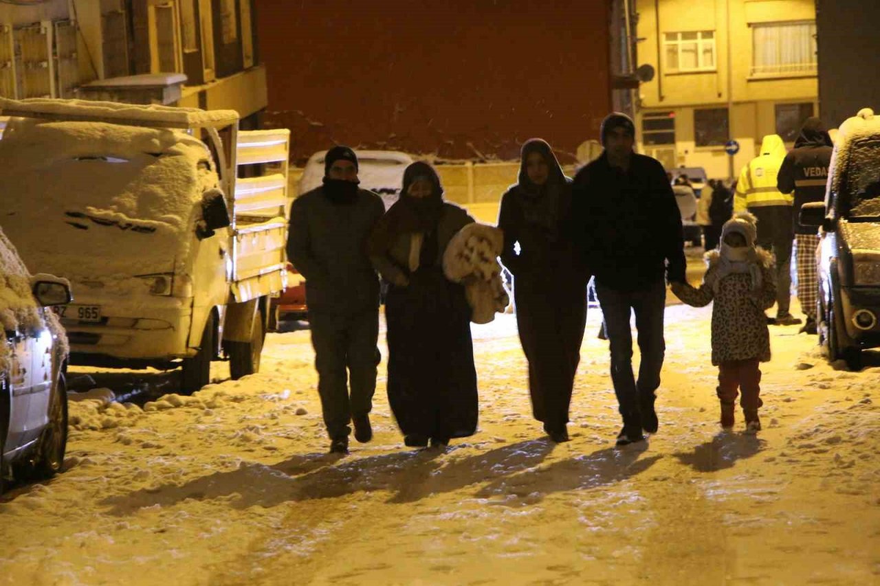 7.4’lük depremi hisseden Elazığlılar korku dolu anları anlattı