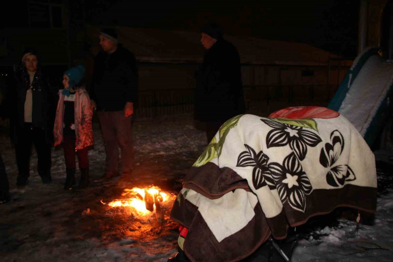 Elazığlılar geceyi dışarıda ateş yakarak geçiriyor