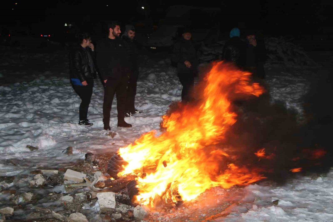 Elazığlılar geceyi dışarıda ateş yakarak geçiriyor