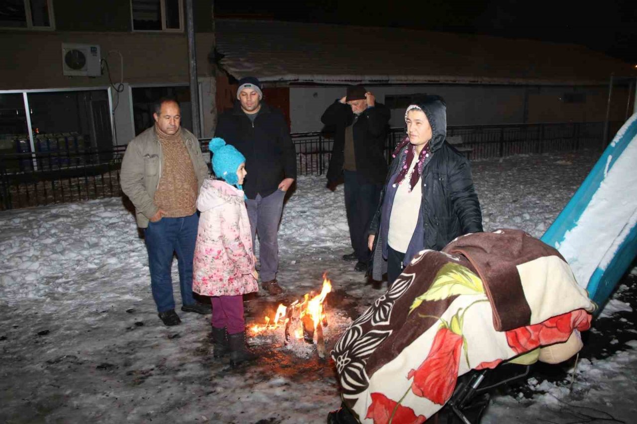 Elazığlılar geceyi dışarıda ateş yakarak geçiriyor