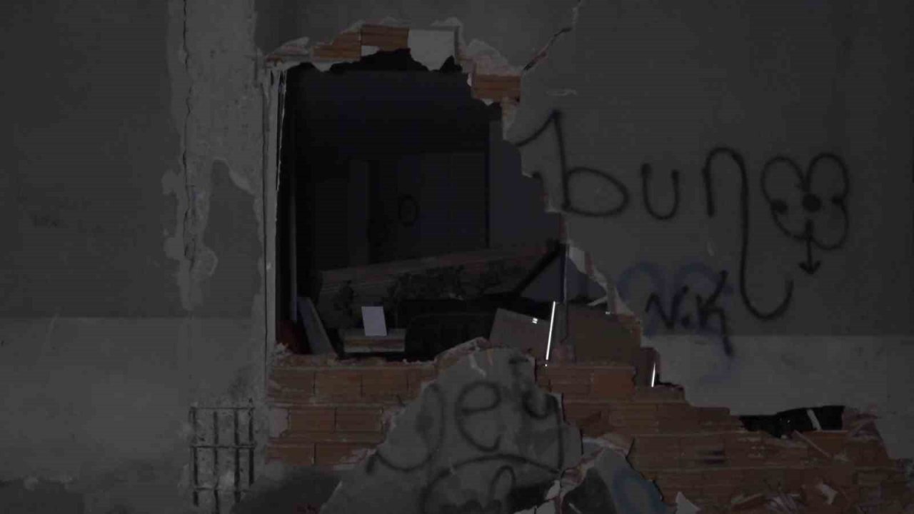 Elazığ’da 9 katlı binanın duvarları yıkıldı