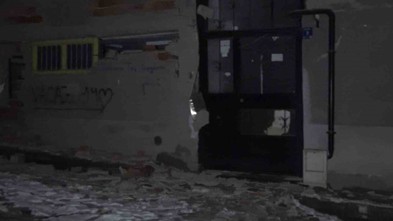 Elazığ’da 9 katlı binanın duvarları yıkıldı