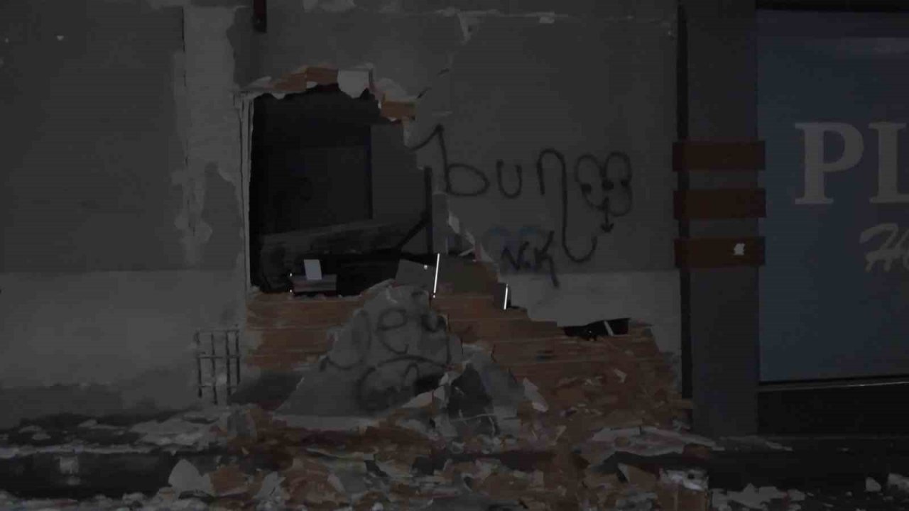 Elazığ’da 9 katlı binanın duvarları yıkıldı