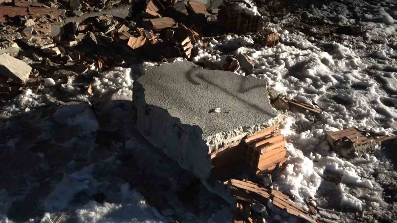 Elazığ’da 9 katlı binanın duvarları yıkıldı