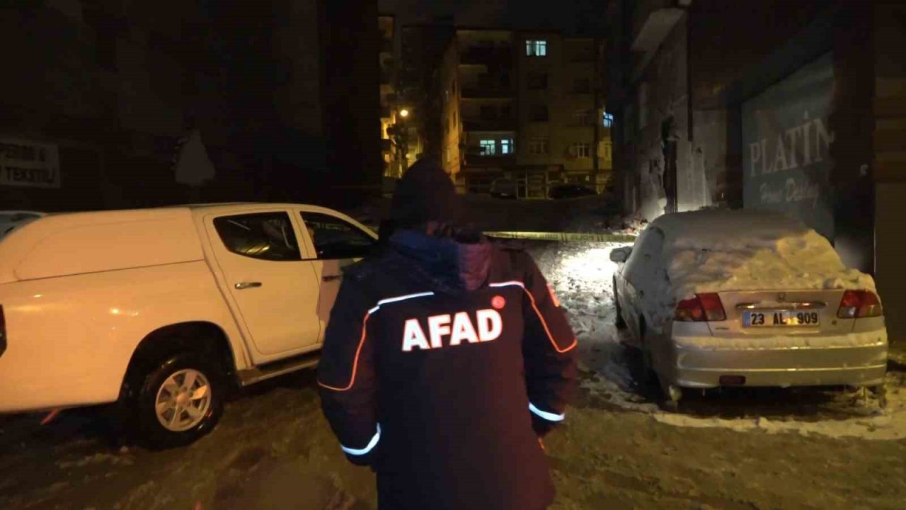 Elazığ’da 9 katlı binanın duvarları yıkıldı