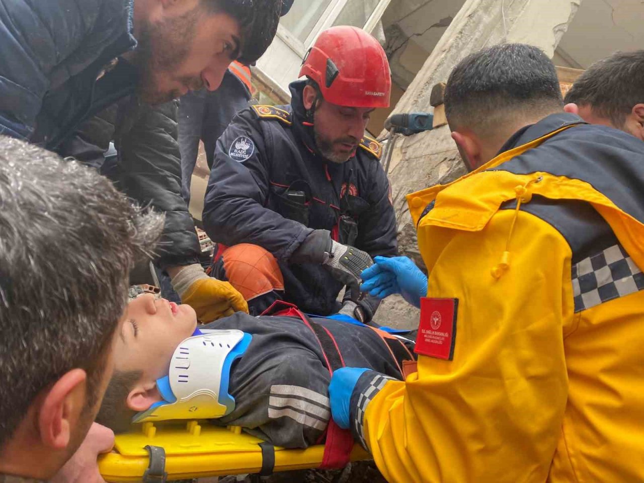 Elazığ Belediyesi itfaiye ekipleri, deprem bölgesinde