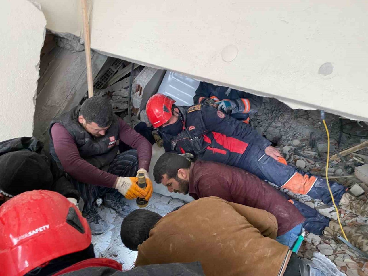 Elazığ Belediyesi itfaiye ekipleri, deprem bölgesinde