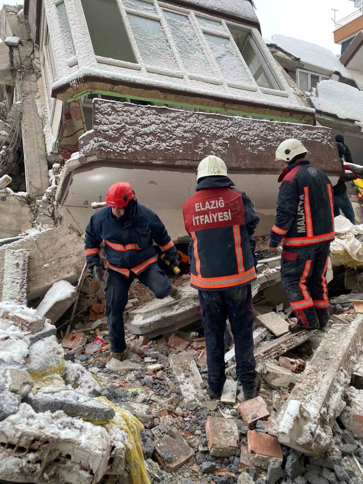 Elazığ Belediyesi itfaiye ekipleri, deprem bölgesinde
