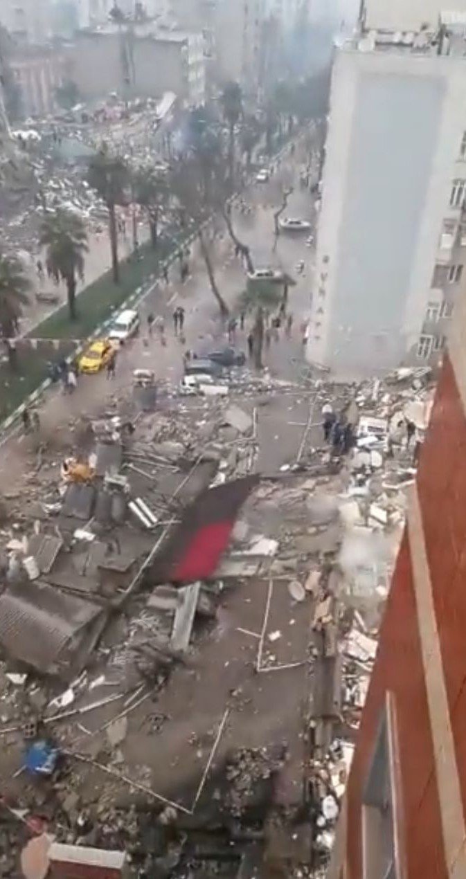 Bir binadan çekilen görüntü, Kahramanmaraş’ta durumu gözler önüne serdi