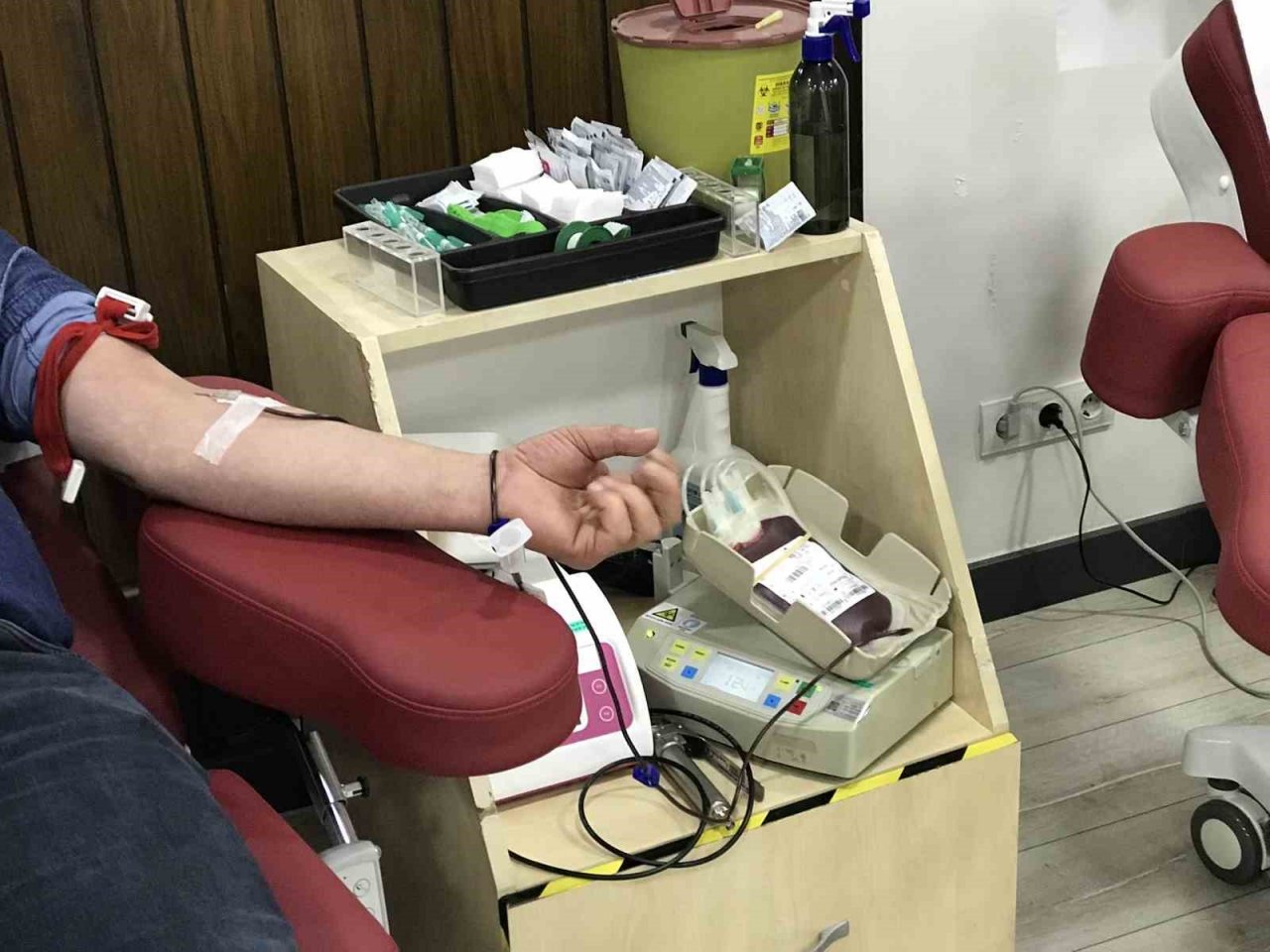 Depremzedelere yardım için kan merkezlerine koştular