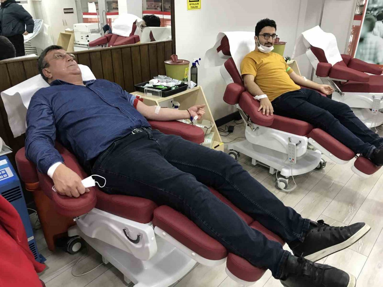 Depremzedelere yardım için kan merkezlerine koştular