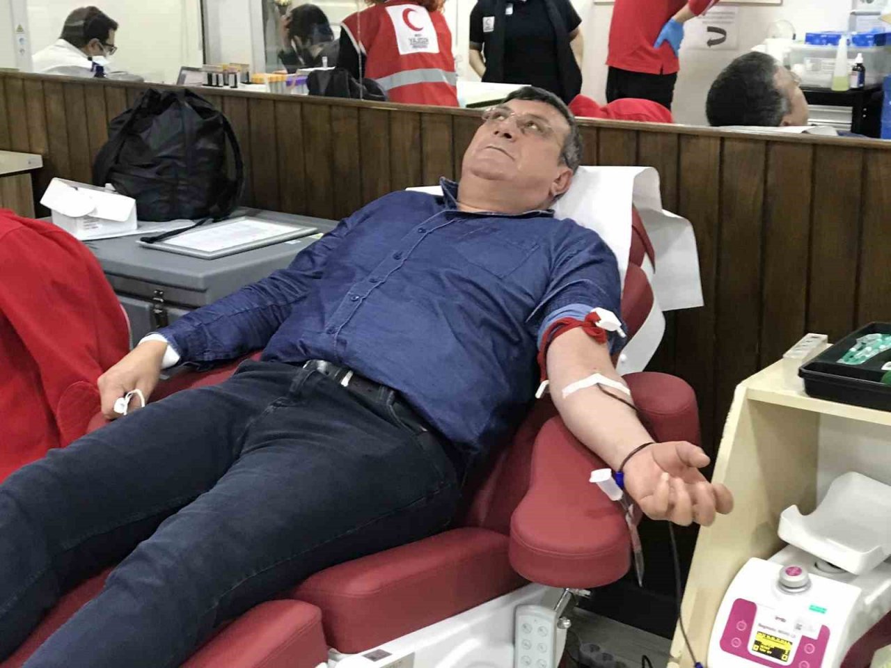 Depremzedelere yardım için kan merkezlerine koştular