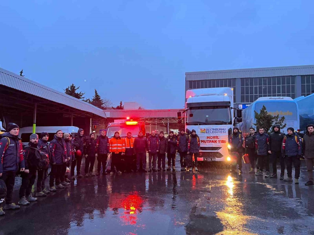 Zeytinburnu yardım için deprem bölgesinde