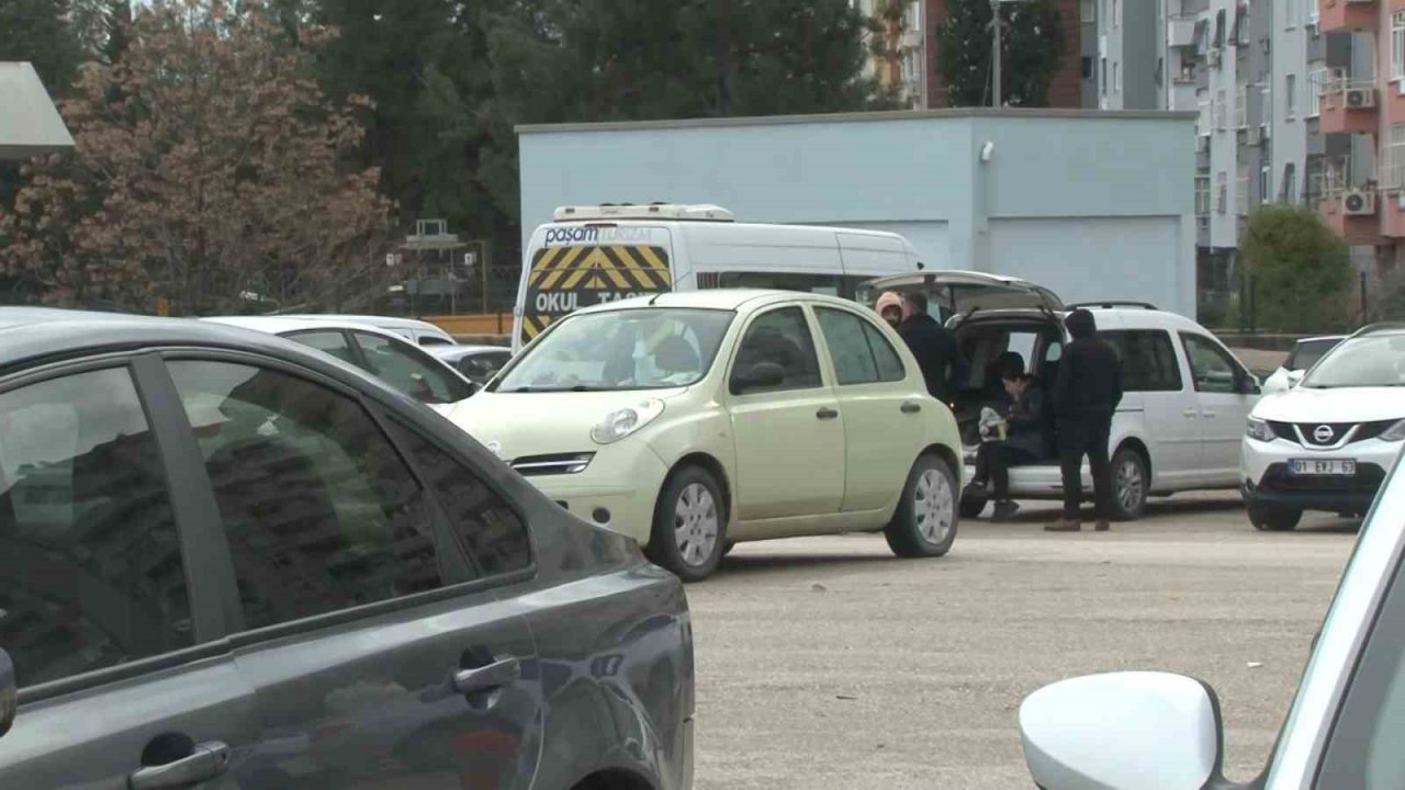 Binaları hasar gören vatandaşlar açık otoparklarda konaklıyor