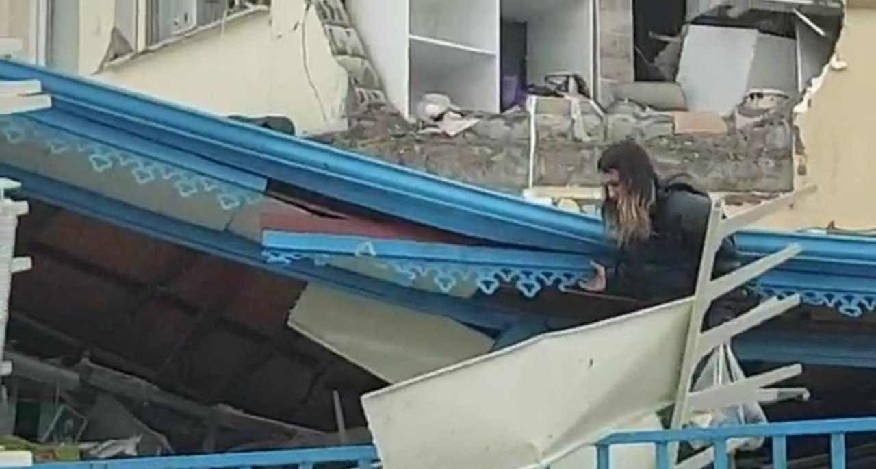 Canlarını hiçe sayıp depremde çöken markete girdiler,