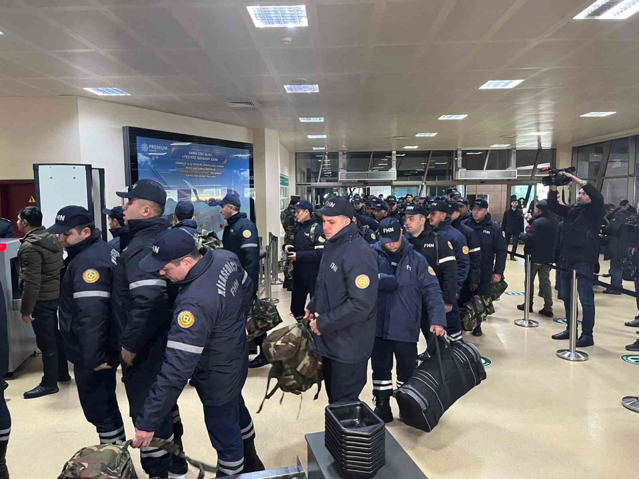 Azerbaycan’dan 400 kişilik arama kurtarma ekibi, Türkiye’deki afet bölgesine doğru yola çıktı