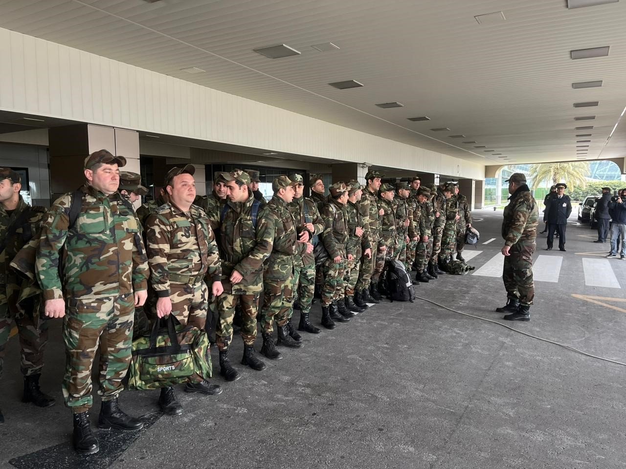 Azerbaycan’dan 400 kişilik arama kurtarma ekibi, Türkiye’deki afet bölgesine doğru yola çıktı