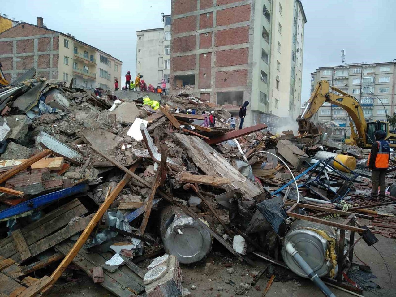 Elazığ Valisi Toraman, “2 vatandaşımızın enkaz altından çıkarılması için çalışmalar devam etmektedir”