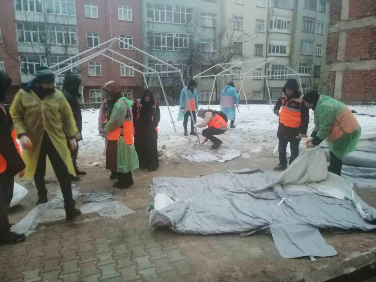 Elazığ’daki enkaz alanına çadırlar kuruluyor