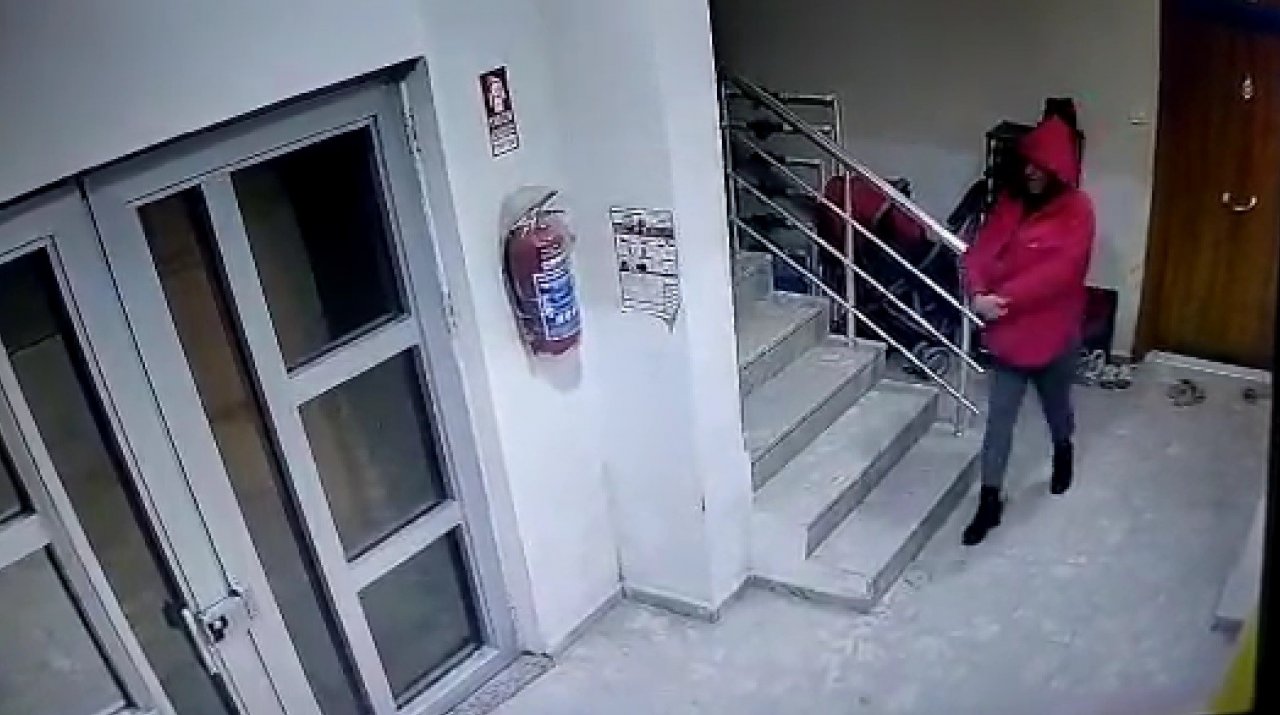 Apartmandan ayakkabı çalan şahıs güvenlik kamerasına yakalandı