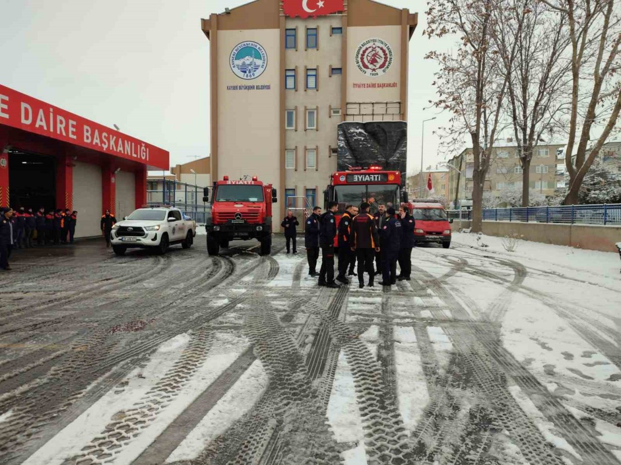 Başkan Büyükkılıç: “25 araç ve 34 personel, deprem bölgesine yola çıktı”