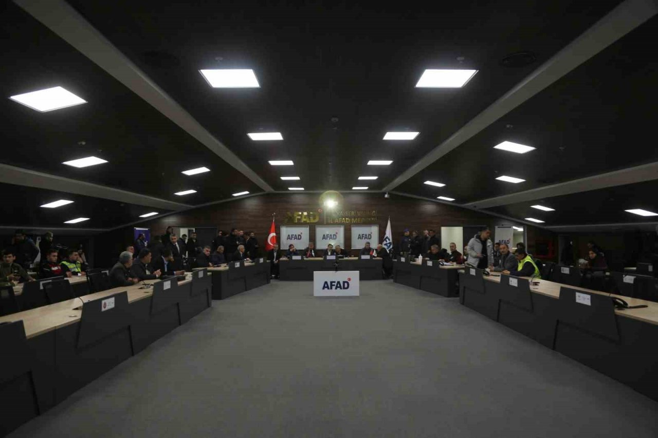 Başkan Büyükkılıç, Vali Çiçek başkanlığında Deprem Kriz Masası’na katıldı