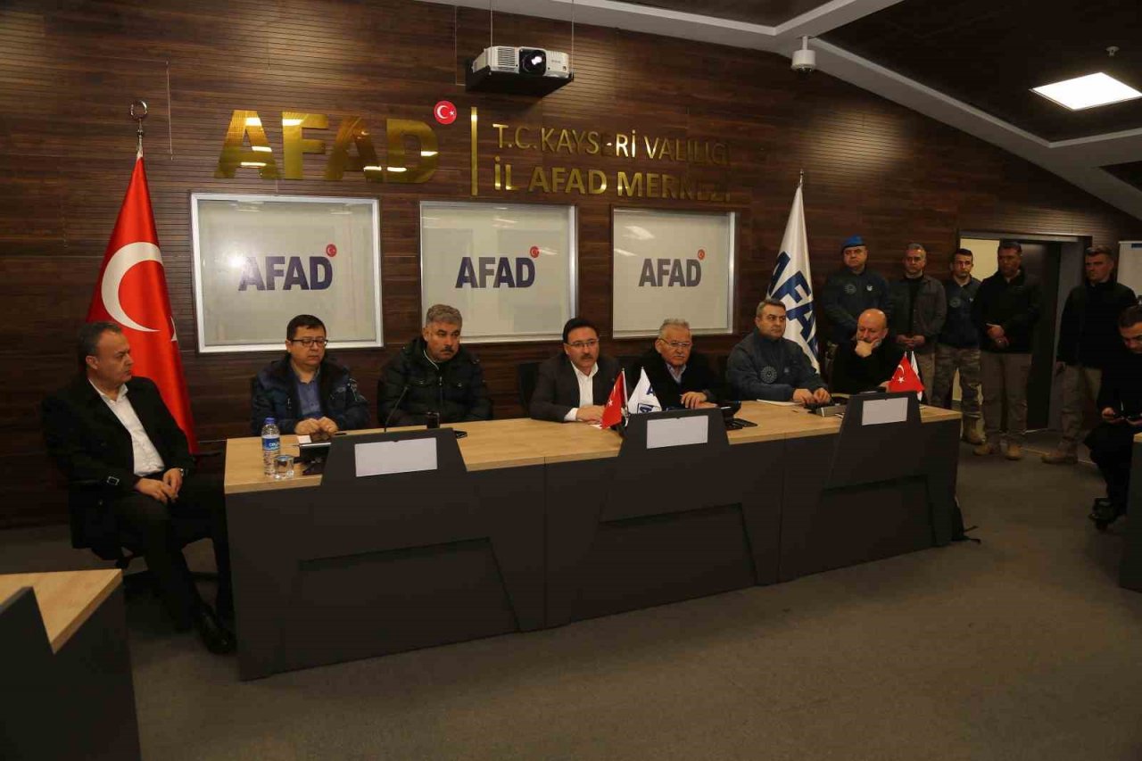 Başkan Büyükkılıç, Vali Çiçek başkanlığında Deprem Kriz Masası’na katıldı