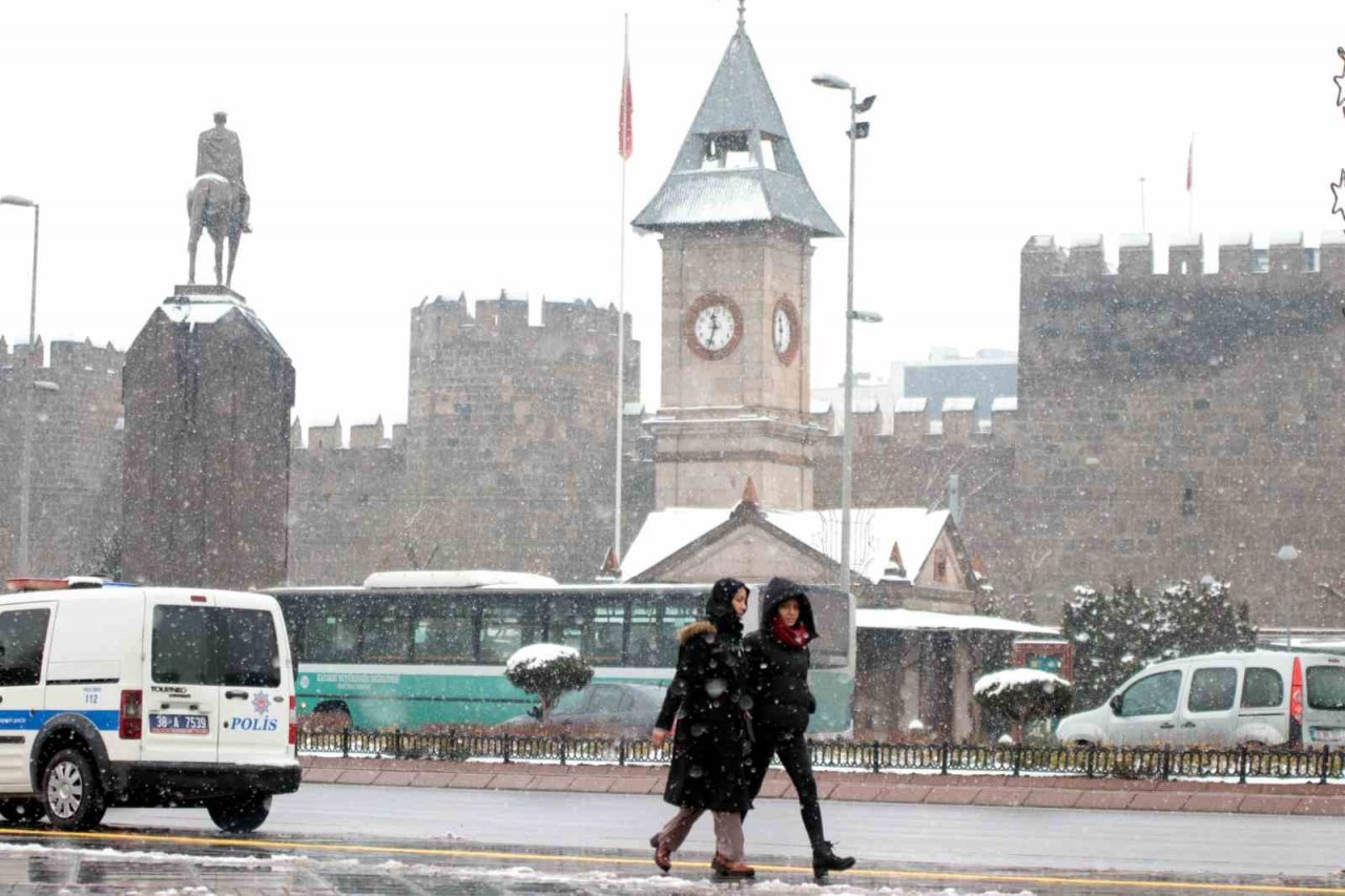 Kayseri beyaza büründü