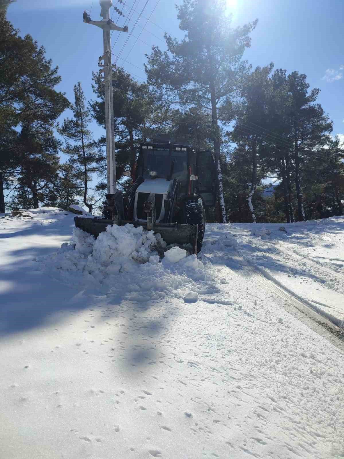 Kemer’in yüksek kesimlerinde kar etkili oldu