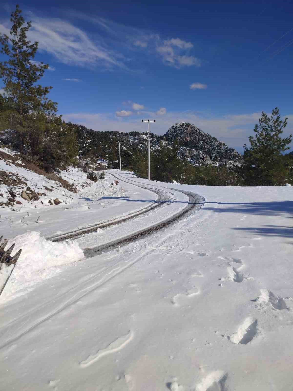 Kemer’in yüksek kesimlerinde kar etkili oldu