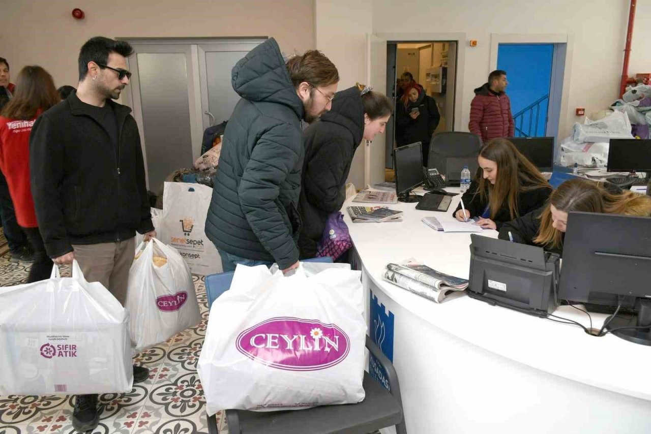 Başkan Günel’in çağrısı ile Kuşadası depremzedeler için tek yürek oldu