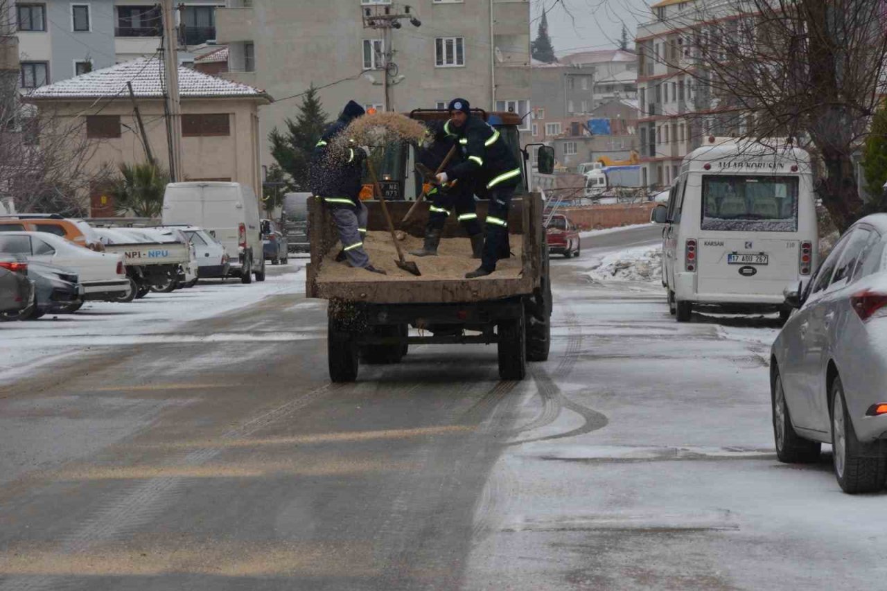 Lapseki Belediyesi ekipleri tuzlama ve yol açma çalışmalarına devam ediyor