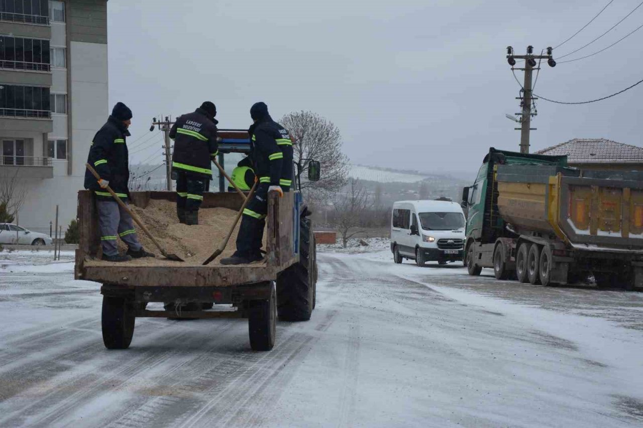 Lapseki Belediyesi ekipleri tuzlama ve yol açma çalışmalarına devam ediyor