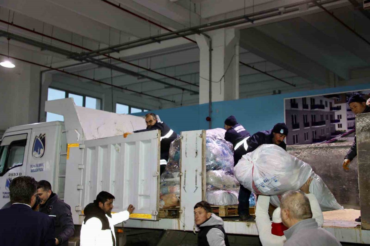 Yunusemre ve Şehzadeler’den deprem bölgesine yardım