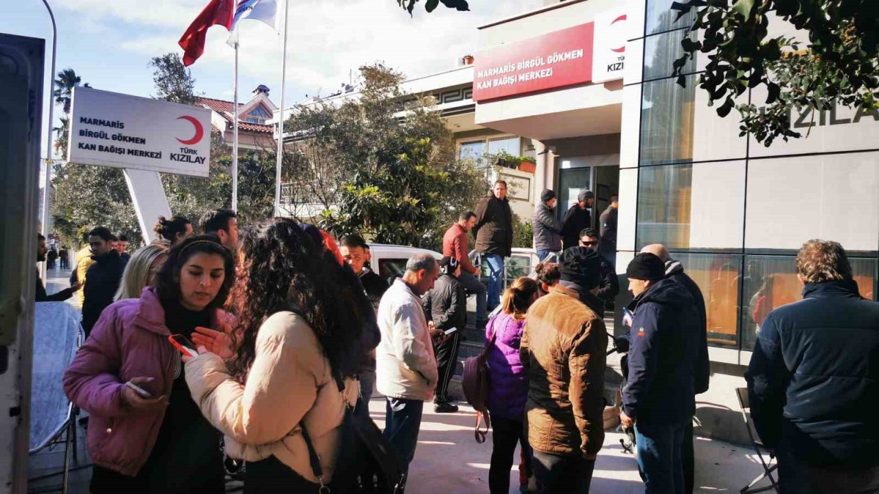 Marmarisliler depremzedelere yardım için seferber oldu